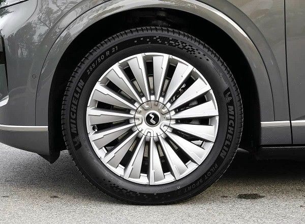 乐道L90预售价格27.99万元起电池租用方案19.39万元起