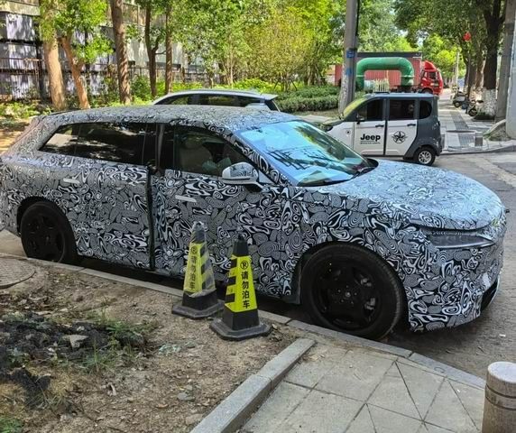 智界全新大型SUV测试谍照曝光智界R9上市时间价格多少钱