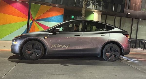 特斯拉无人驾驶出租车(Robotaxi)服务升级精准定位接送乘客