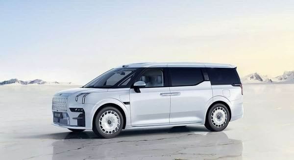 中大型MPV极氪009光辉版冰玉白车色配色价格78.90万元起