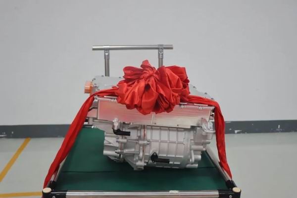 五菱自研灵犀动力4.0十二合一高效电驱总成首台样件下线