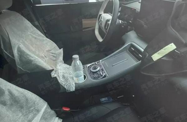 吉利银河星耀6 EM-i内饰谍照曝光参数配置采用家族式设计风格