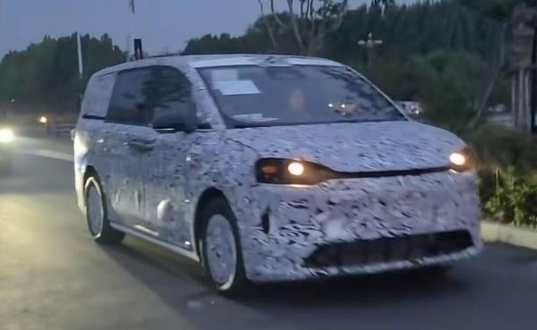 鸿蒙智行全新MPV测试车曝光代号EHV预计明年上半年上市