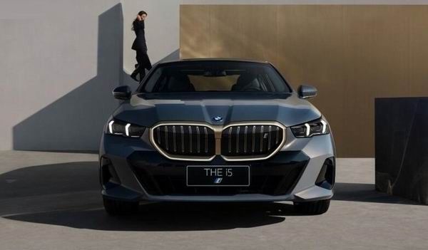 宝马i5纯电动车价格新车型上市价格43.99万-53.99万元