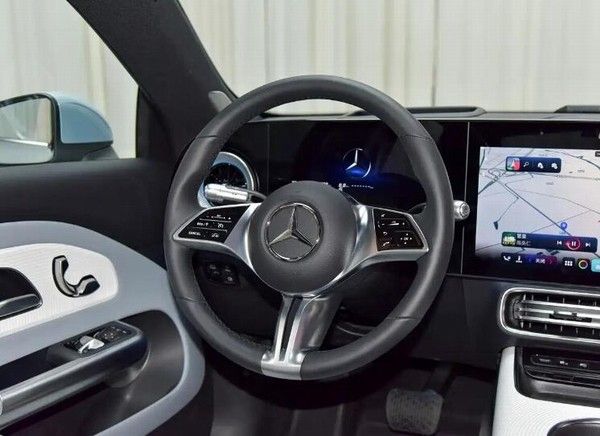 北京奔驰纯电CLA 300L配三联屏800V架构纯电续航866km