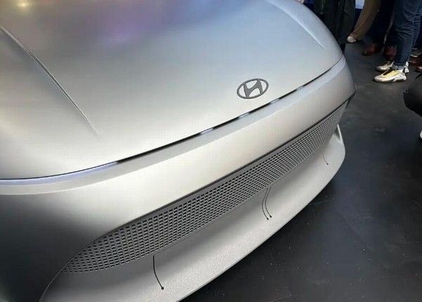 现代Concept THREE概念车亮相量产版为现代IONIQ 3