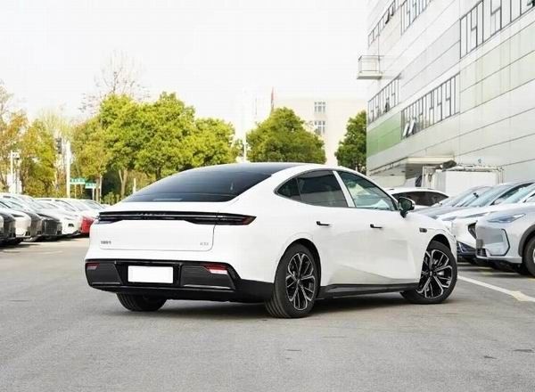 吉利银河E8长续航610km车型价格16.18万元-16.78万元