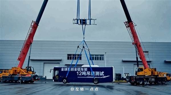 比亚迪仰望U8L全铝大车架采用100%铝材能承受12吨重压