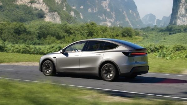 特斯拉Model Y L迎软件更新2025.26.300分批次推送