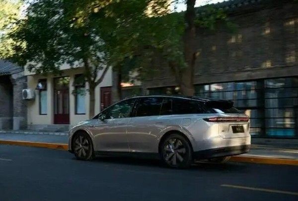 理想i6纯电SUV 800V高压快充10分钟续航500公里