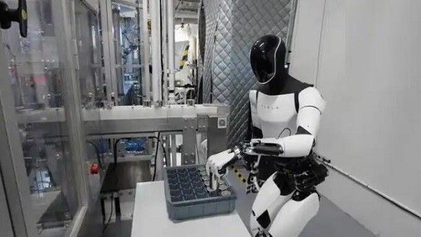 特斯拉全力推进Optimus人形机器人规模化生产