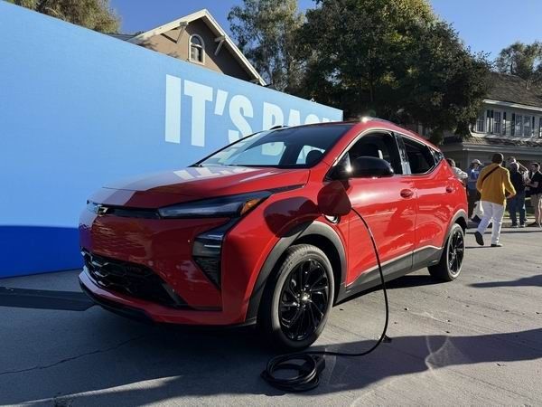 新款雪佛兰Bolt售价2.9万美元起升级电池快充技术