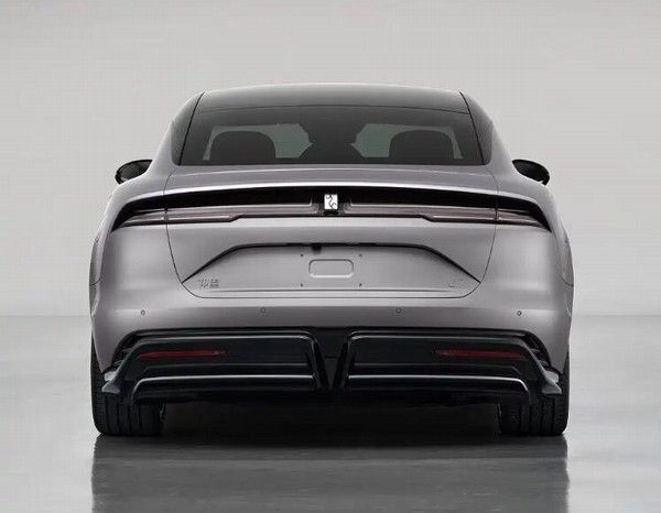 新款仰望U7插混版动力升级四电机插电混动系统