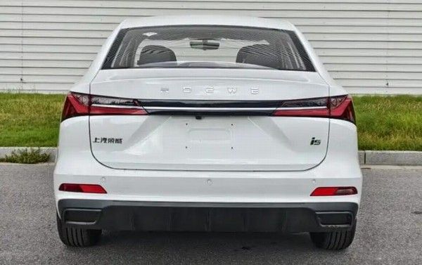 紧凑型轿车荣威i5新版本换装全新发动机