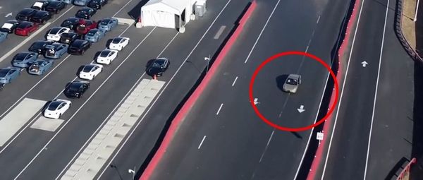 特斯拉Cybercab自动驾驶出租车进入量产新阶段