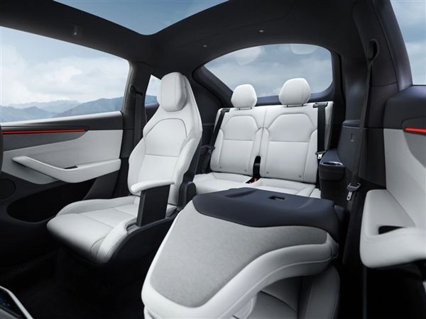 特斯拉ModelYL全新浅灰色高级内饰8000元