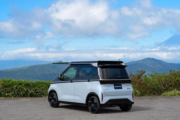 搭载太阳能充电电池版的日产纯电Sakura小车