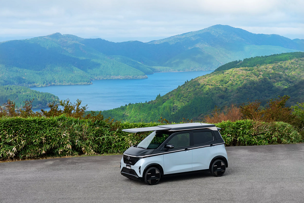 搭载太阳能充电电池版的日产纯电Sakura小车