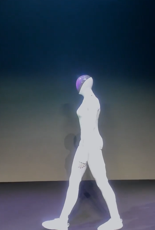 小鹏汽车发布全新一代人形机器人IRON逼真引关注