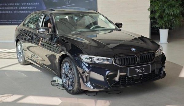 宝马330白色和黑色哪个好