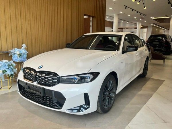 宝马330白色和黑色哪个好