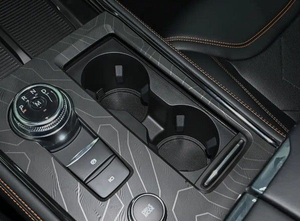 福特探险者昆仑穿越版新增车型上市价格36.98万