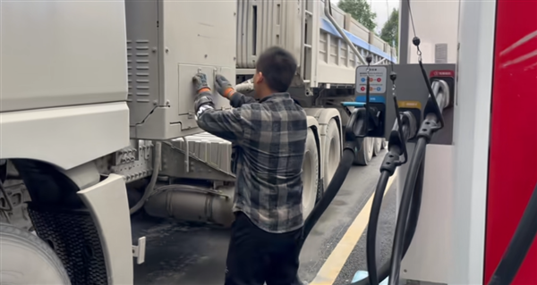 华为推出兆瓦闪充技术纯电卡车实测表现受到关注