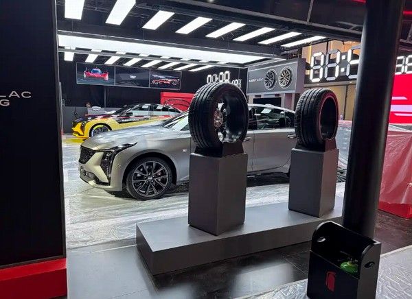 凯迪拉克CT5新色彩飓风哑光灰视觉更具酷黑风范