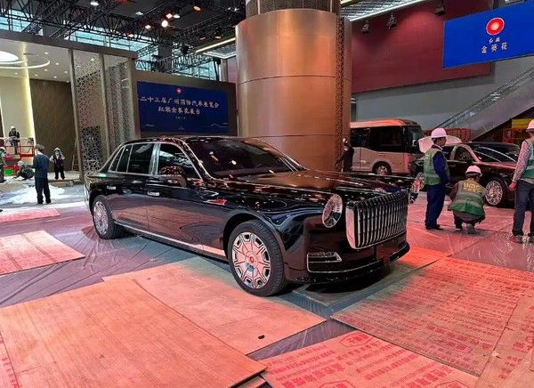 红旗国礼“丹霞”主题定制版车型大型车车长接近6米