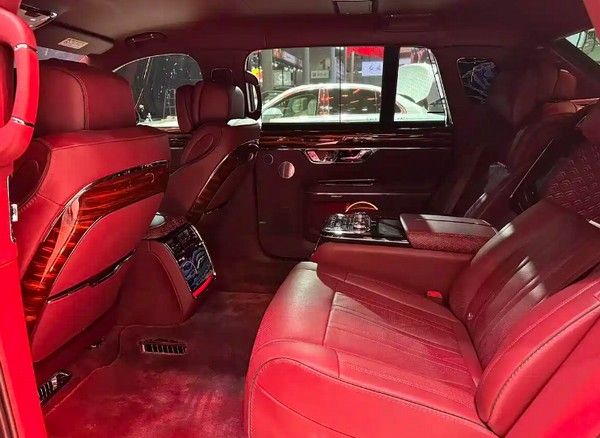 红旗国礼“丹霞”主题定制版车型大型车车长接近6米