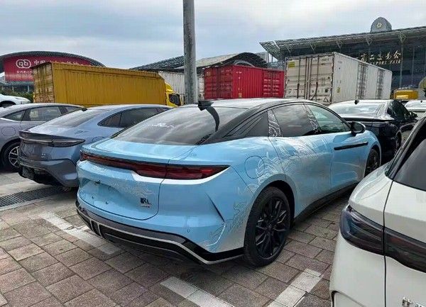 比亚迪汉L新增车色天蓝色车身配色更加鲜艳亮丽