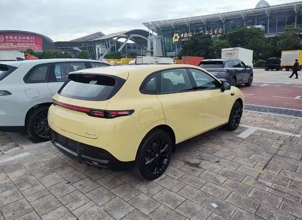 零跑Lafa5将于11月27日上市价格参数配置电池续航