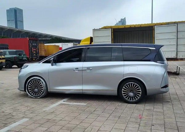 北汽极狐首款豪华MPV原型车预计有纯电版增程版