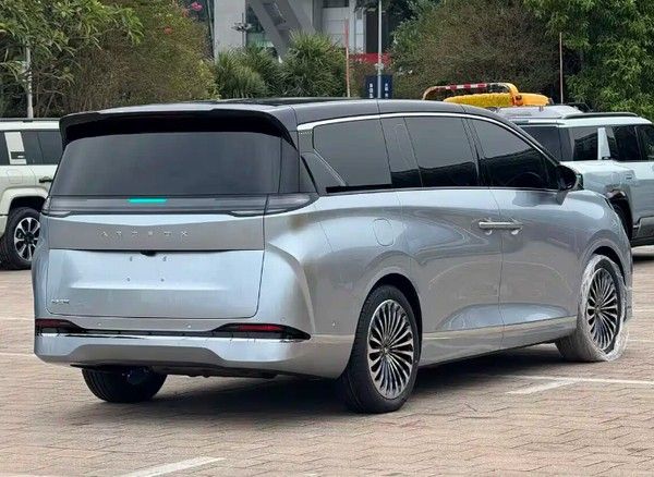 北汽极狐首款豪华MPV原型车预计有纯电版增程版