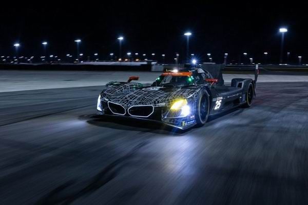 宝马2026款MHybridV8赛车进化版本全新空气动力学套件