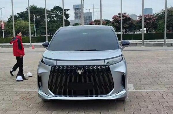 广州车展北汽极狐发布一款5米车长全新大型MPV