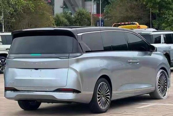 广州车展北汽极狐发布一款5米车长全新大型MPV