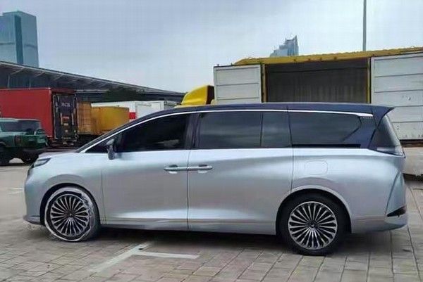 广州车展北汽极狐发布一款5米车长全新大型MPV