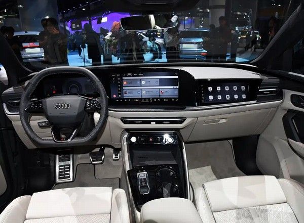 全新一代奥迪Q5L内饰亮相新车预计年内正式上市