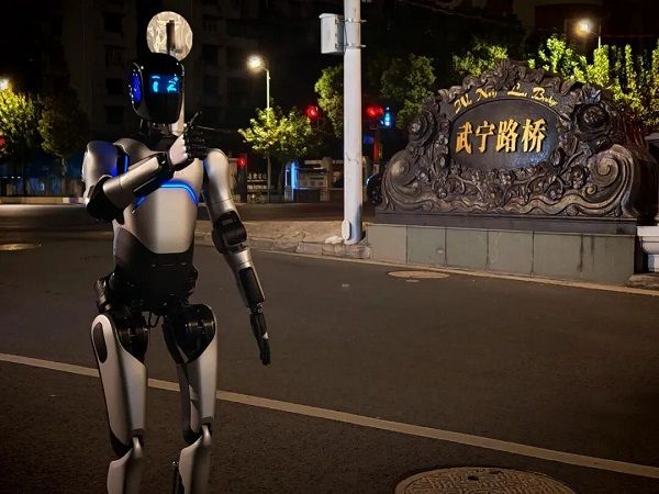 智元机器人的智元远征A2完成跨省百公里挑战成功