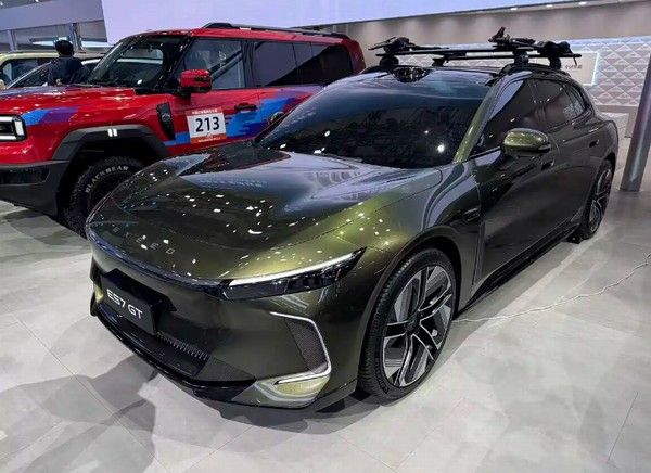 星途发布首款猎装车星途ES7 GT该车定位中大型车