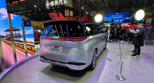 北汽极狐MPV亮相极狐全新纯电MPV原型车正式首发