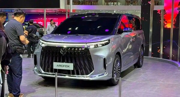 北汽极狐MPV亮相极狐全新纯电MPV原型车正式首发