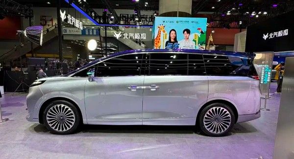 北汽极狐MPV亮相极狐全新纯电MPV原型车正式首发