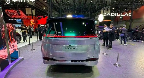 北汽极狐MPV亮相极狐全新纯电MPV原型车正式首发