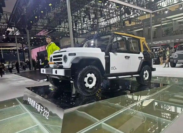 全新212 T01 60周年纪念版车型首发亮相软顶造型