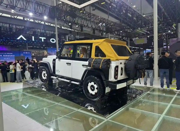 全新212 T01 60周年纪念版车型首发亮相软顶造型