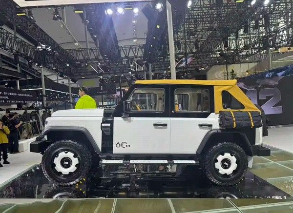 全新212 T01 60周年纪念版车型首发亮相软顶造型