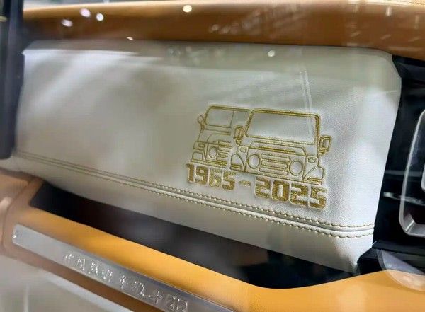 全新212 T01 60周年纪念版车型首发亮相软顶造型