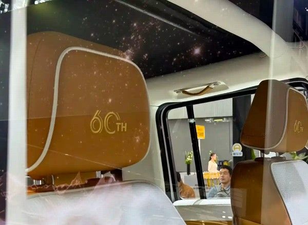 全新212 T01 60周年纪念版车型首发亮相软顶造型